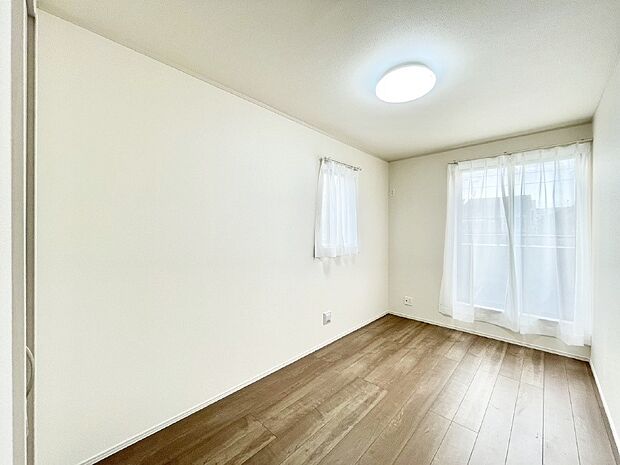 【洋室】明るいバルコニーサイドに洋室を設置。目覚めの良い寝室に。