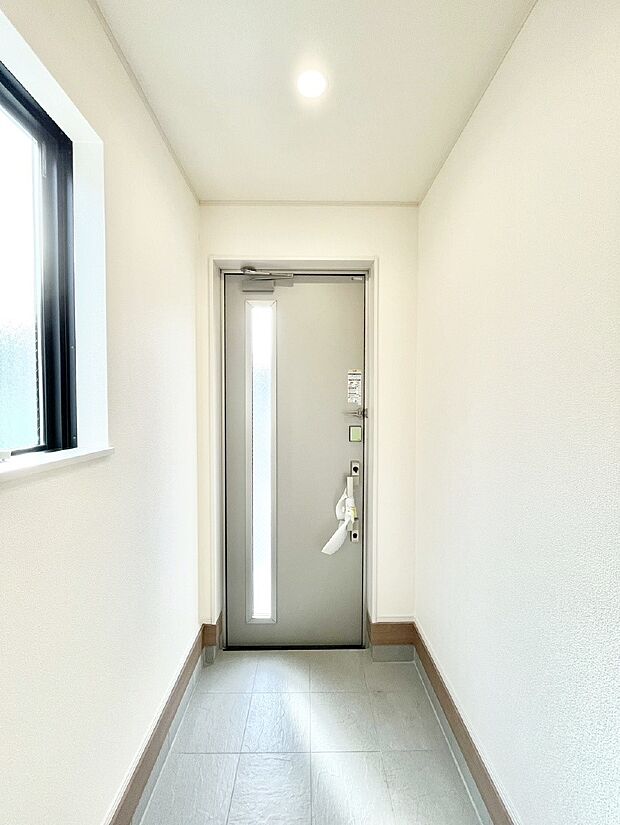 【玄関】玄関ドアにスリッドラインが入っているので光の演出をしてくれます!