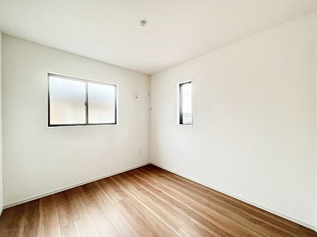 【洋室】窓からのやさしい光が心地よいプライベートルーム