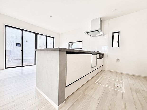 【ダイニングキッチン】料理をしながらご家族との会話を楽しめる対面カウンターキッチン