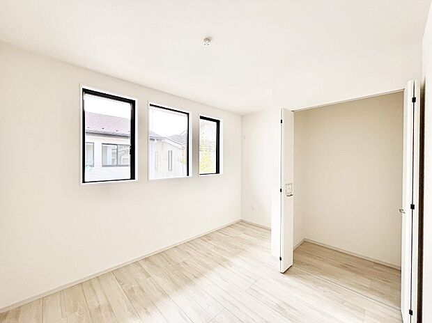 【寝室】収納が充実しているので居住スペースを広々使えます