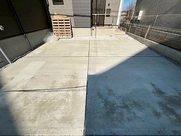 【駐車場】駐車2台可能!急なお客様の駐車に。また、ご家族の自転車スペースとしても大活躍。