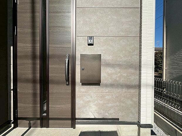 【その他現地】シンプルデザインのポスト。