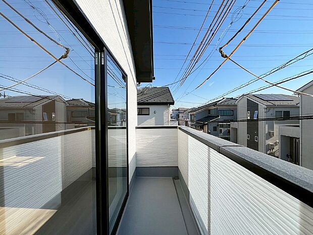 【バルコニー】暖かな陽光が降り注ぐバルコニーはお洗濯におすすめ。爽やかな風も心地よいです。