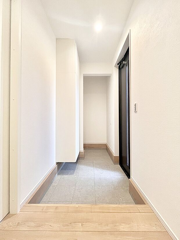 【玄関】明るい玄関はお客様をお出迎えするのにぴったりです!