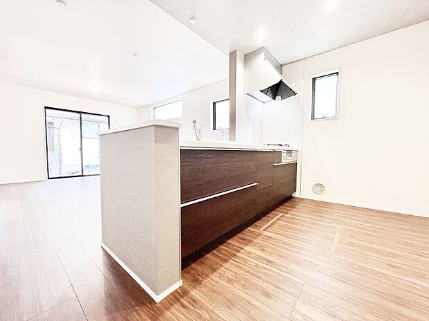 【ダイニングキッチン】料理をしながらご家族との会話を楽しめる対面カウンターキッチン