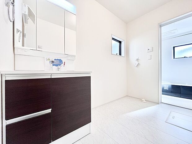 【脱衣場】清潔感ある洗面化粧室で朝の身支度も快適