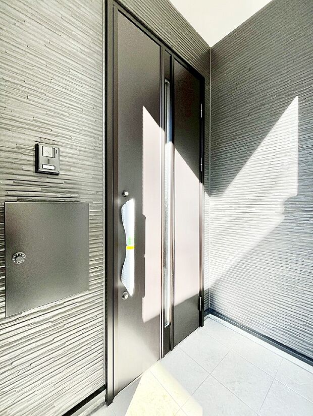 【玄関】大切な家族、来客を出迎える玄関。