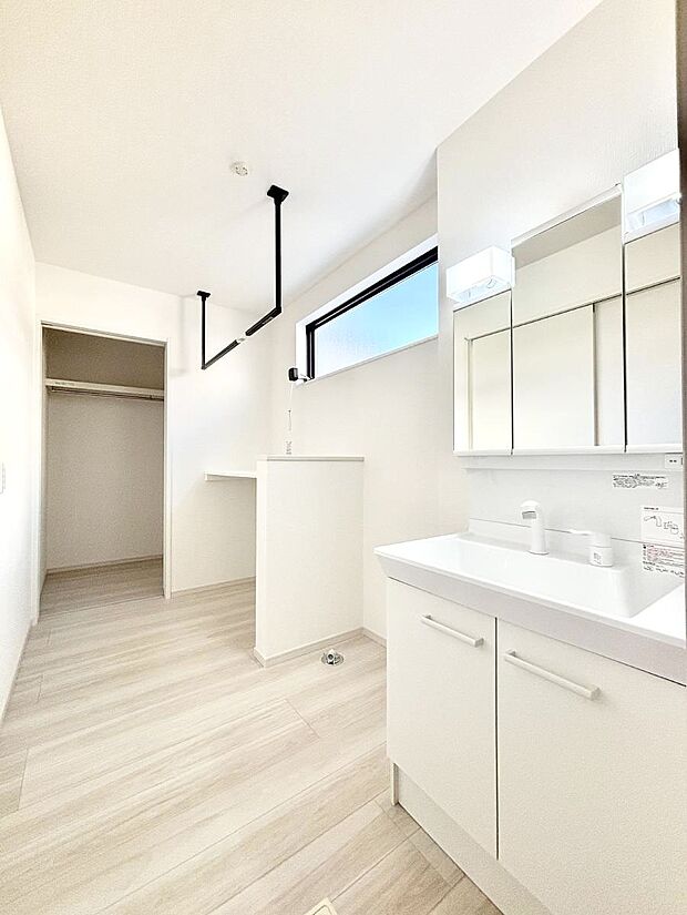 【脱衣場】清潔感のある快適空間です。毎日の身支度も気持ち良くお使い頂けます。