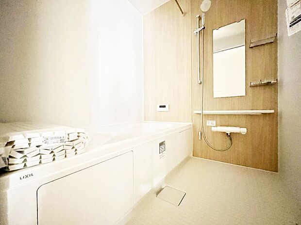 【浴室】一日の疲れを癒してくれる明るい清潔感のあるバスルーム