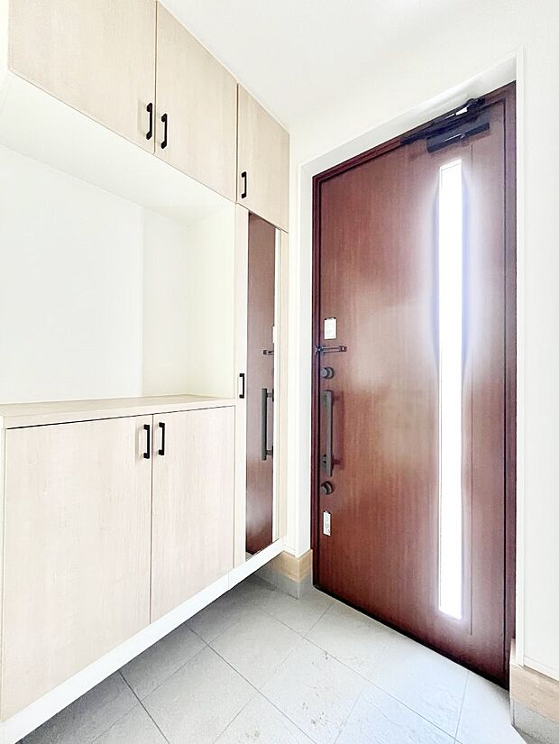 【玄関】ガラススリットの入った玄関ドアが室内に光を届けてくれます