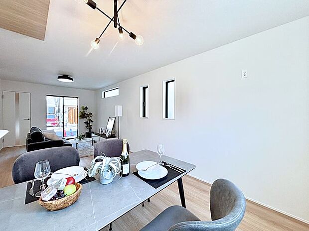 【リビング】ご家族の賑やかな話し声で包まれる明るいリビング