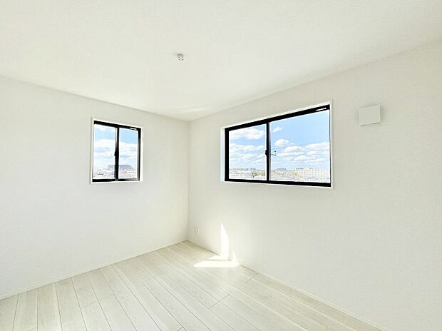 【洋室】2面採光を確保した明るい空間。家族みんなが快適な暮らしを実現する設計です。