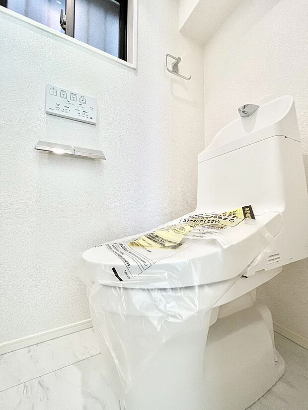 【トイレ】明るく清潔感のあるトイレです。