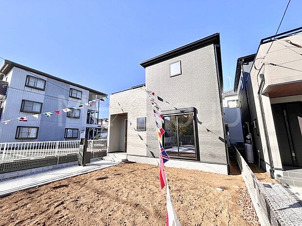 【現地外観写真】シンプルで落ち着きのある建物は住むかたの個性でオリジナルなものになっていきます。