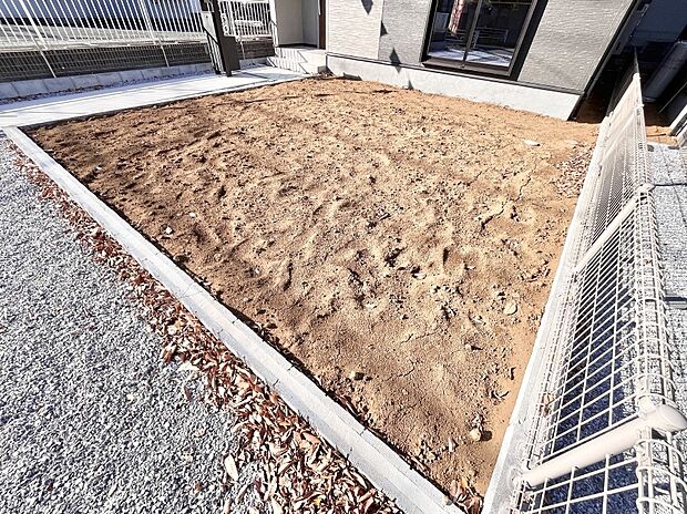 【庭】家族で楽しめる庭付きです。ガーデニングや物置を置いたり、お子様がいらっしゃるご家庭ではプールなど使い方はさまざまです。 