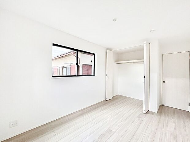 【寝室】使いやすい形でベットや家具の置き方にも困ることもありません。