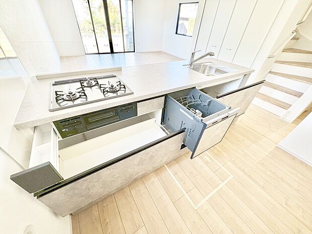 【ダイニングキッチン】毎日使うキッチンだから、使いやすさ&お手入れのしやすさにこだわりました。