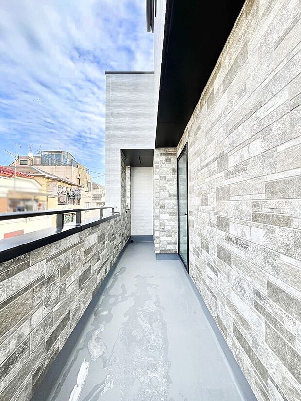 【バルコニー】ゆったりバルコニーだから沢山お洗濯ものを干せます。