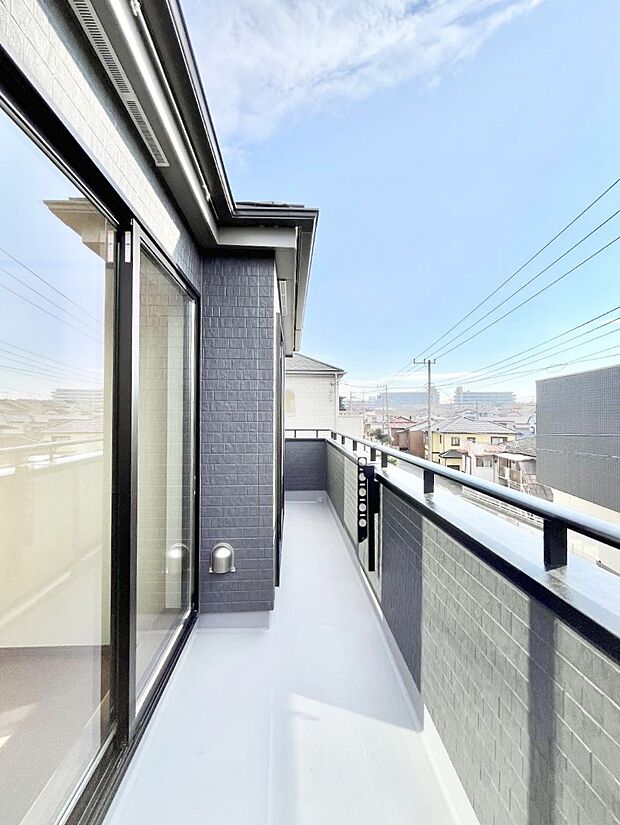 【バルコニー】ゆったりバルコニーだから沢山お洗濯ものを干せます。