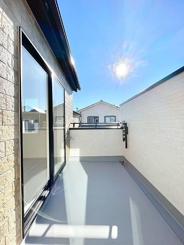 【バルコニー】気持ちよい陽光と風を感じられるバルコニー。