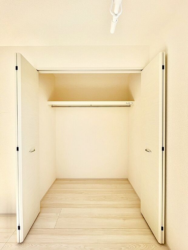 【収納】洋室のクローゼット。奥行きがあるので厚手の衣類もすっきり収まります。