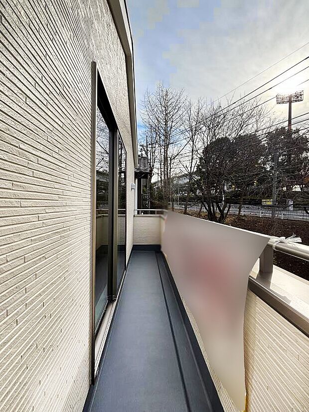 【バルコニー】暖かな陽光が降り注ぐバルコニーはお洗濯におすすめ。爽やかな風も心地よいです。