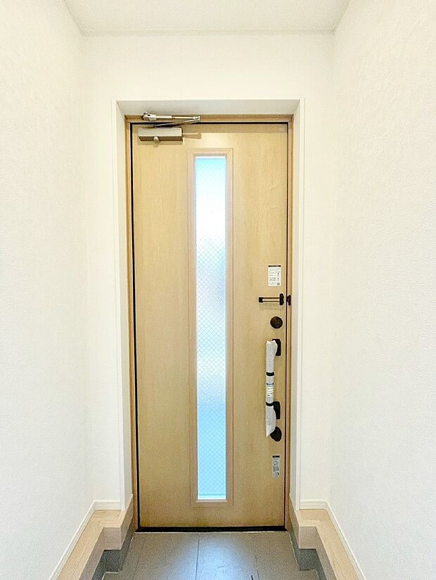 【玄関】ガラススリットの入った玄関ドアが室内に光を届けてくれます