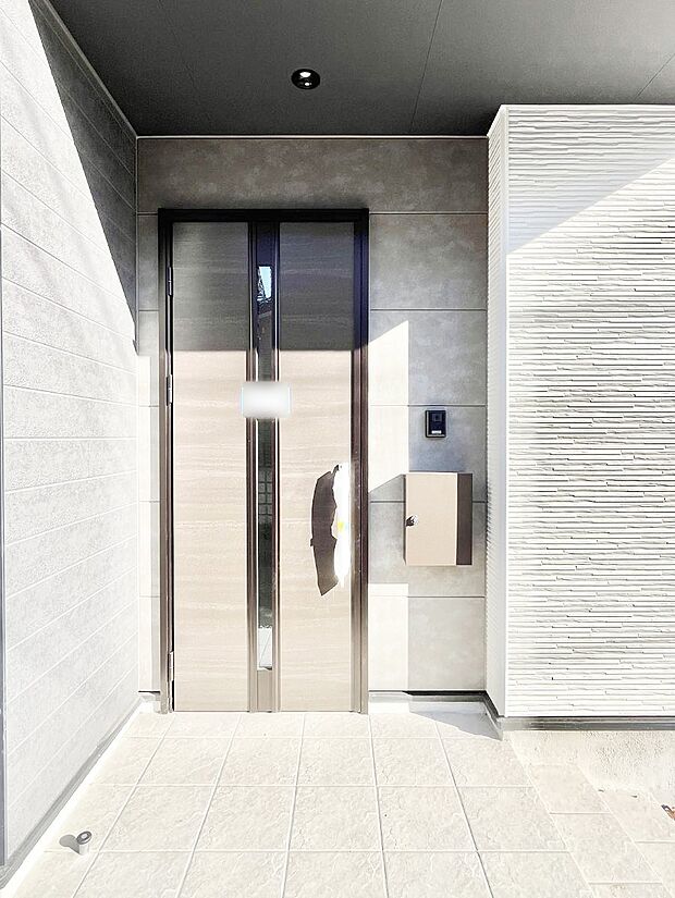 【玄関】玄関前は雨が降っても濡れにくい屋根付き