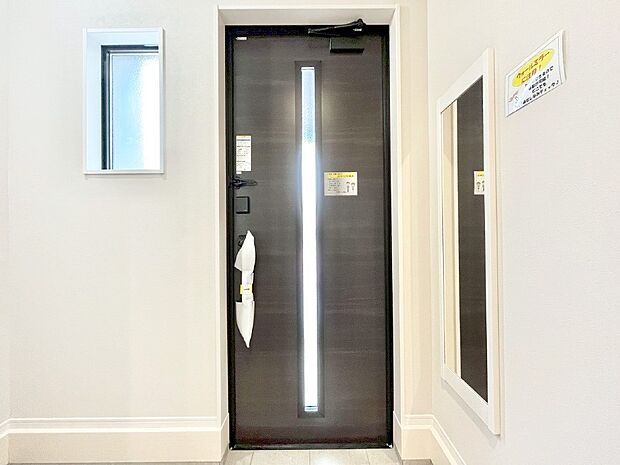 【玄関】明るい玄関はお客様をお出迎えするのにぴったりです!