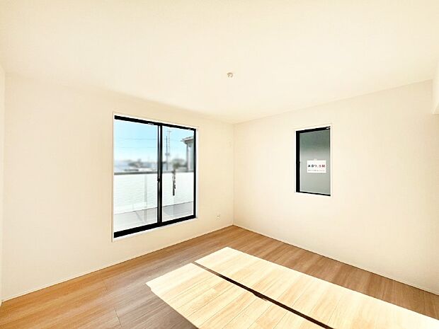 【寝室】明るいバルコニーサイドに洋室を設置。目覚めの良い寝室に。