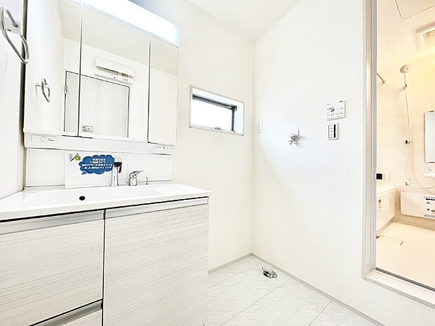 【洗面台・洗面所】清潔感のある快適空間です。毎日の身支度も気持ち良くお使い頂けます。