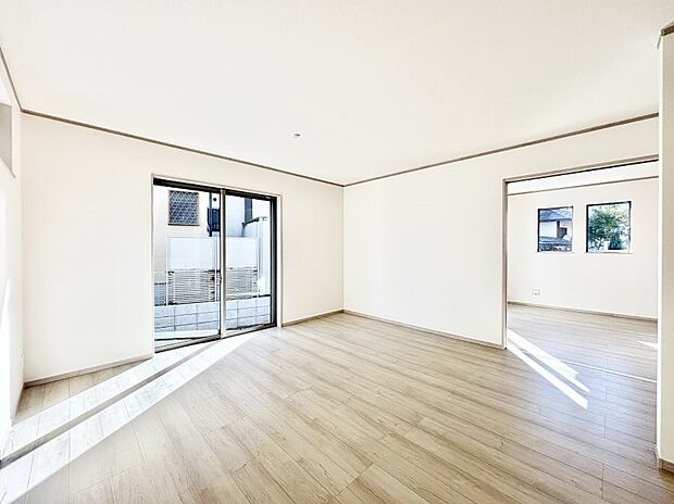 【ダイニング】隣接の洋室を開放すればさらに広々空間に