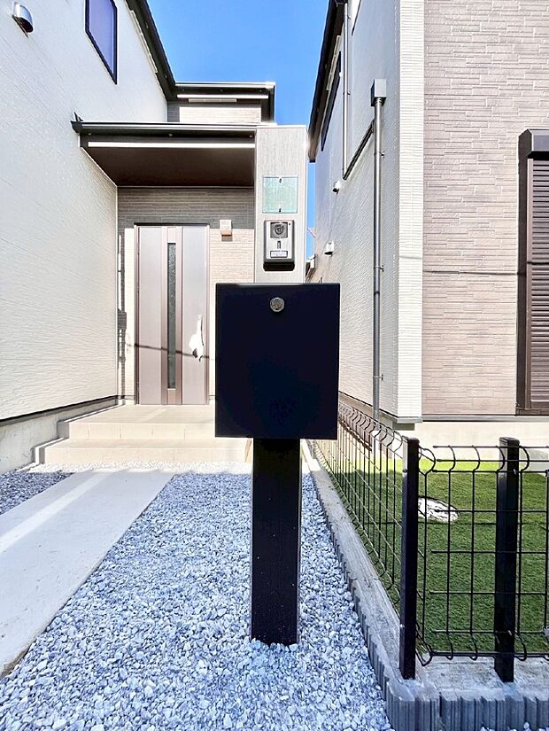 【その他現地】シンプルデザインのポスト。