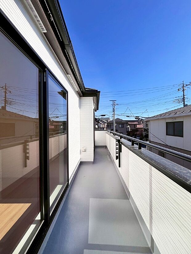 【バルコニー】暖かな陽光が降り注ぐバルコニーはお洗濯におすすめ。爽やかな風も心地よいです。