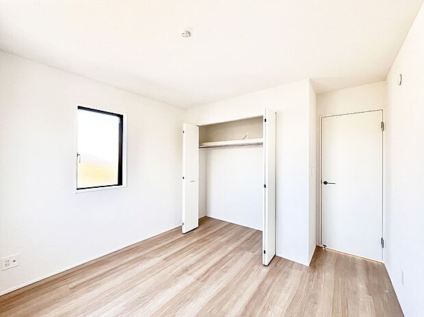 【寝室】やさしい光がさしこむ居室はしっかり収納付き