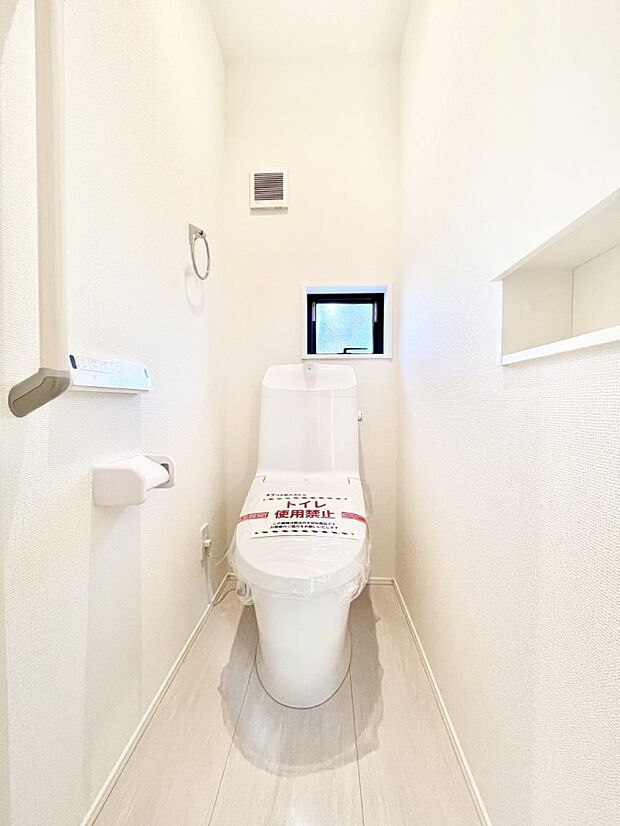 【トイレ】清潔感のある白を基調とした落ち着ける空間