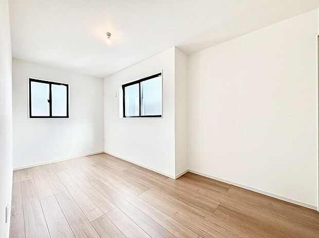 【寝室】2面採光の洋室。窓から入り込む陽光がお部屋全体を優しく包み込みます!