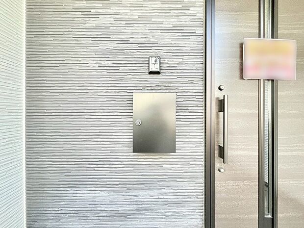 【その他現地】シンプルデザインのポスト。