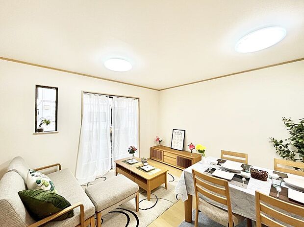 【ダイニング】家族の笑顔が自然と生まれてくる、そんな雰囲気のダイニングに仕上がっています