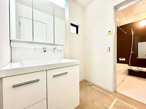 【脱衣場】清潔感のある快適空間です。毎日の身支度も気持ち良くお使い頂けます。