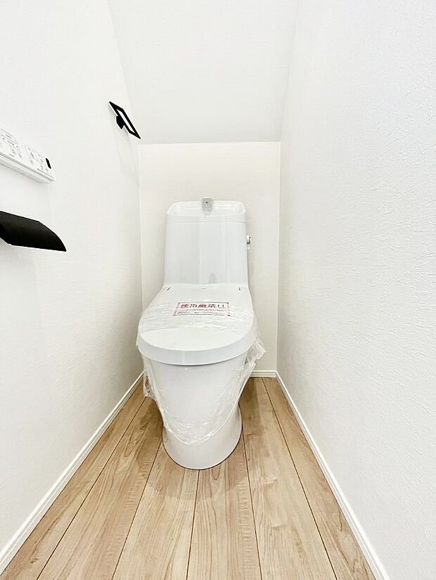 【トイレ】明るく清潔感のあるトイレです。