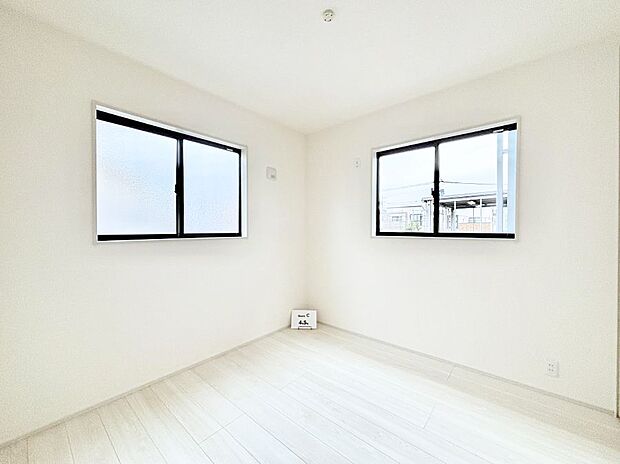 【寝室】2面採光なので、明るく風通しも良く心地良い生活が送れます。