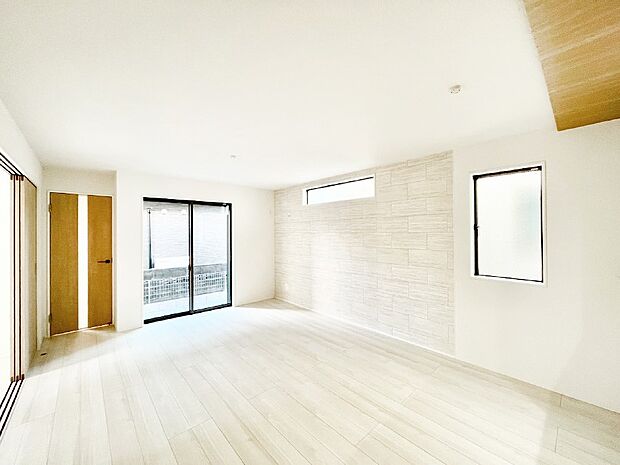 【リビングダイニング】自然光が取り込まれ、家族団らんの場所を明るく演出