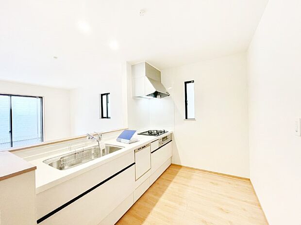 【ダイニングキッチン】ご家族の会話弾む対面キッチン。お料理中のパパママもご家族と過ごす時間が増えそう!