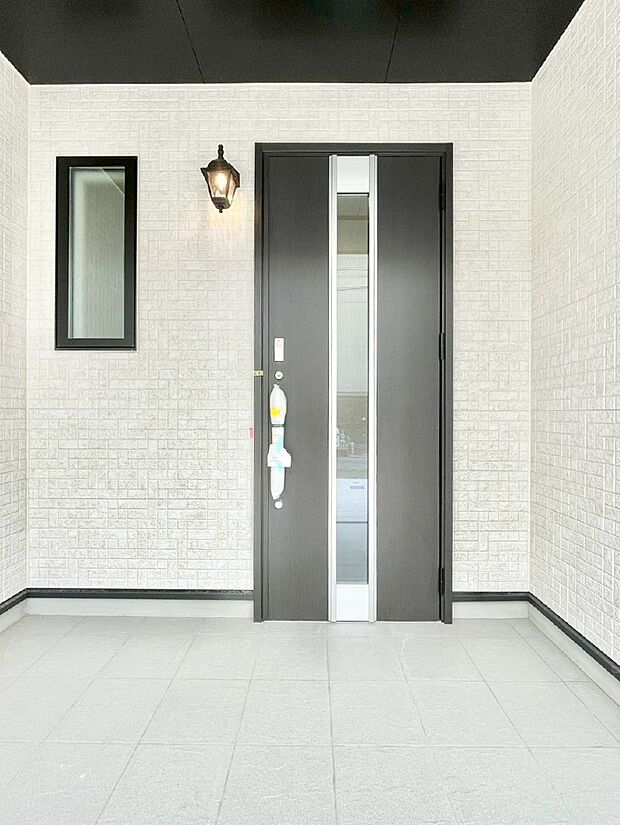 【玄関】大切な家族、来客を出迎える玄関。