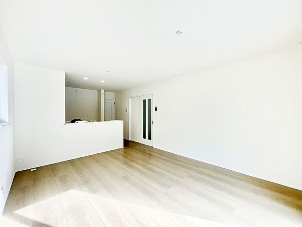 【リビングダイニング】明るい陽光が注ぎ、寛ぎの雰囲気に満たされるリビング・ダイニング。