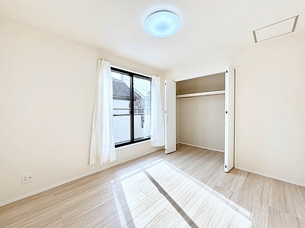 【寝室】収納が充実しているので居住スペースを広々使えます