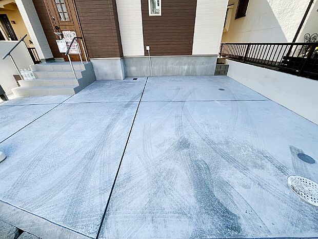 【駐車場】駐車2台可能!急なお客様の駐車に。また、ご家族の自転車スペースとしても大活躍。