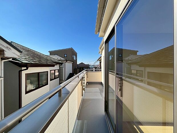 【バルコニー】暖かな陽光が降り注ぐバルコニーはお洗濯におすすめ。爽やかな風も心地よいです。